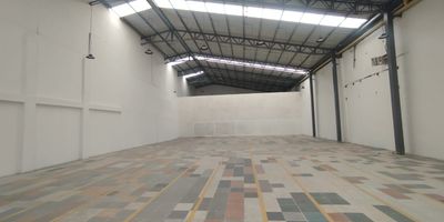 Espectacular bodega para arriendo ubicada en el sector de villa Maria en la localidad de suba, te permite disfrutar de espacios amplios comodos y luminosos, ya que cuenta con una excelente ventilacion. Tiene un area de 836 metros cuadrados divididos en tres espacios amplios, primer espacio 500 metros cuadrados area libre, segundo espacios 336 metros cuadrados de area libre, con bateria de banos, mezanine, luz trifasica, 5 toneladas * m{2} de resistencia, el piso. Esta cerca de todo lo que necesitas banco de Bogota y Bancolombia, supermercado exito y Oxxo,  estaciones de servicio y SITP, bares y restaurantes. Esta cerca de avenidas principales, calle 132 y 139 y av suba av ciudad de cali.  CANON + IVA 