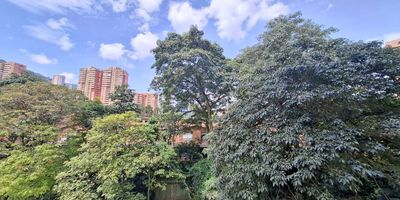 Aparta estudio para arriendo ubicado en el sector de Oviedo Poblado. En el podras disfrutar espacios comodos y luminosos. Cuenta con 1 alcoba 1 closet, 2 bano, cocina integral, red de gas, 1 balcon, zona de ropas, parqueadero cubierto y 1 cuarto util. Tiene cercanias a la transversal superior, Mall del este, Amsterdam plaza. Con buen acceso a transporte publico y locales comerciales.