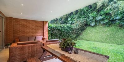Se arrienda moderna y amplia casa de 315 m, en el sector de Envigado, ideal para quienes buscan comodidad. Este inmueble ofrece espacios amplios, comodos, llenos de luz natural y rodeada de naturaleza. Cuenta con 3 alcobas, 1 Balcon, 5 Banos, Salas-Comedores, 3 Closets, Cocina integral, estudio y Zona de Ropas. Dentro de la unidad podrar disfrutar de Juegos Infantiles, Parqueadero, Piscina, Zonas Verdes y Vigilancia 24/7. Y su ubicacion estrategica te permite estar cerca de Transversal intermedia, San Lucas Plaza, con facil acceso a servicios, comercios y zonas residenciales tranquilas.