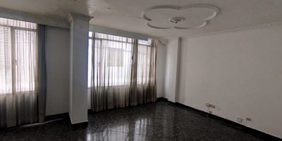 Espectacular CASA para arriendo ubicada en el sector de villa Maria en la localidad de suba, te permite disfrutar de espacios amplios comodos y luminosos, ya que cuenta con una excelente ventilacion. Tiene un area de 180 metros cuadrados, 3 alcobas, 1 parqueadero cubierto, con espacios para un local, 2 banos, zona de ropas, pisos en ceramica, se coloca cocina integral. Esta cerca de todo lo que necesitas banco de Bogota y Bancolombia, supermercado exito y Oxxo, estaciones de servicio y SITP, bares y restaurantes. Esta cerca de avenidas principales, calle 132 y 139 y av suba av ciudad de cali. CANON + IVA 