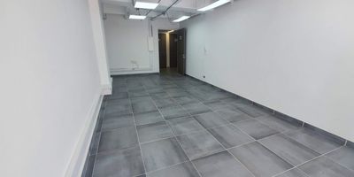 Oficina en arriendo de 60 metros cuadrados ubicado en el sector de la Felicidad, Kennedy. Cuenta con amplios espacios ventilados e iluminados. cuenta con balcon, recepcion, vigilancia privada y 1 parqueadero. Ideal para quienes buscan una ubicacion estrategica en una zona comercial activa y con buena conexion al transporte publico.