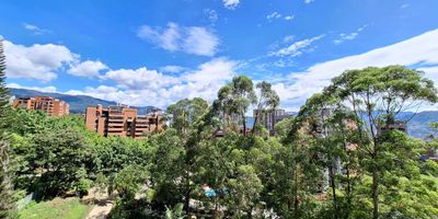 Acogedor apartaestudio amoblado en arriendo en el sector de Los Balsos, El Poblado.
Este moderno espacio se destaca por su excelente distribucion, amplitud, ventilacion e iluminacion natural, brindando el confort ideal para tu dia a dia. Cuenta con 1 habitacion con vestier, 1 bano completo, sala-comedor, una elegante cocina integral y un balcon con una vista privilegiada, 1 bano social.
Ademas, ofrece zona de ropas independiente, 1 parqueadero, cuarto util y ascensor.
Su ubicacion estrategica cerca de la Transversal Superior, supermercados y vias principales, garantiza facil acceso al transporte publico y a todos los servicios que necesitas.