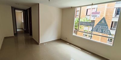 Apartamento para arriendo ubicado en la zona de Soacha, en unidad residencial. En el podras disfrutar espacios comodos, amplios y luminosos.  Cuenta con 3 habitaciones, 1 bano, sala comedor, cocina integral, , red de gas, ducha y zona de ropas. Tiene cercanias a supermercados y buen acceso a trasporte publico.
