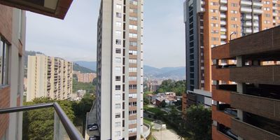 Se arrienda moderno apartamento de 70m en piso 6 en el sector de Envigado, con espectacular vista panoramica a la ciudad. La propiedad cuenta con 3 habitaciones, 2 banos, sala-comedor, estudio, cocina integral, zona de ropas, balcon amplio y pisos en porcelanato y madera laminada. Incluye parqueadero doble paralelo, cuarto util. Ubicado en unidad residencial con completas zonas comunes: Gimnasio, Juegos Infantile, Parqueadero de Visitantes, Piscina, Placa Polideportiva, Salon Social, Turco, Zonas Verdes y Vigilancia 24/7. Ubicacion cercana a Universitaria de Envigado, Institucion Educativa Comercial de Envigado, con facil acceso a transporte publico, cerca de locales comerciales y parques.