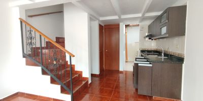 Amplia casa en arriendo ubicada en el sector de San Antonio, Itagui. Distribuida en tres niveles, es ideal para quienes buscan confort, espacio y un entorno familiar. Cuenta con: 4 Alcobas, 1 bano, 1 biblioteca, 1 patio, 1 sala, cocina integral, zonas verdes y juegos infantiles. Ubicada en una zona residencial tranquila, con cercania a la sede social Prado del Este, supermercados, rutas integradas y excelente acceso a transporte publico. Perfecta para familias que desean vivir en un entorno comodo y bien ubicado.