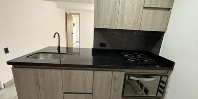 Acogedor apartaestudio en arriendo  Prado Centro.
Apartaestudio en arriendo con espacios comodos, bien ventilados y con excelente iluminacion natural, ideal para quienes buscan funcionalidad y buena ubicacion. Cuenta con 1 habitacion con closet, 1 bano, sala-comedor, cocina integral con barra americana y zona de ropas.

Ubicado en el tradicional sector de Prado Centro, con cercania a la estacion del metro Hospital, la Facultad de Medicina de la Universidad de Antioquia, el centro comercial Aventura y diversas rutas de transporte publico que garantizan una excelente movilidad.

Una opcion practica, accesible y con todo lo que necesitas para vivir comodamente. 
