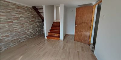 Vendo casa con excelente iluminación, área construida 165m2, ubicado en el sector de Palermo, cuenta con sala comedor, 4 habitaciones, la habitación principal cuenta con vestier y baño, 3 baños incluido el de la habitación principal, cocina integral, patio, estudio, garaje y zona de ropas.

La casa se encuentra en excelente ubicación del sector de Palermo, cerca de parques, Centro comercial Sancancio y cable plaza, restaurantes, supermercado Mercaldas entre otros, con excelente transporte público. 

¡Contáctanos y separa tu cita 3122092858!
