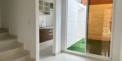 Se Vende está linda casa ubicada en Manzanares sector 26 de Ciudad del Valle en la parte de la entrada principal,está urbanización queda por la vía Cali - Candelaria a tan sólo 5 minutos, cuenta con amplios espacios para su comodidad, actualmente está distribuida de la siguiente forma:
1 piso: está el parqueadero para un vehículo, al ingresar te encuentras con la sala y el comedor amplio, un baño social, cocina integral , zona de oficios, en la parte de atrás tiene puerta ventana que le permite a la casa tener una excelente iluminación ,también encontrarás la zona de recreación donde puedes disfrutar con tus niños, mascotas, plantas y diversas actividades con tu familia, gradas de acceso 2 piso:  Aquí están 2 habitaciones con sus respectivas puertas y ventanales, un baño. Y lo más interesante es que los documentos están al día listos para hacer negocio. Llámame o escríbeme para tener el gusto de atenderte y ayudarte a comprar la casa de tus sueños.