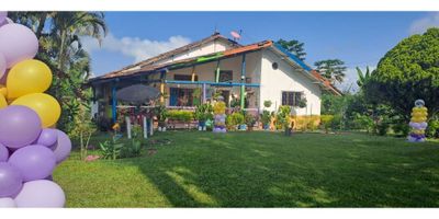 Código: 9318FR004 Descubre la ¡tranquilidad y el encanto de la vida rural! en esta espectacular finca en Pereira, ubicada en la hermosa región de Risaralda. Con un área total de 10 hectáreas, esta propiedad te ofrece la oportunidad de vivir rodeado de naturaleza y respirar aire fresco todos los días. Esta finca es de producción agricola y cuenta con más de 500 árboles de aguacate papelillo, 5000 plantas de plátano, 380 árboles de limón thaití y otros árboles frutales.

Además, la casa principal cuenta con una impresionante área construida y privada de 300 m2, distribuidos en tres acogedoras alcobas y dos  baños (baño en alcoba principal) que aseguran tu comodidad. La casa cuenta con calentador y todos los servicios básicos para tu comodidad. Adicionalmente, cuenta con clósets espaciosos que te ofrecen más opciones de almacenamiento. La amplia cocina totalmente equipada, ideal para los amantes de la gastronomía, cuenta con despensa y todo lo necesario para preparar deliciosos platos. Si tienes mascotas, esta finca es perfecta para ti, ya que admite su presencia y les brinda un amplio espacio para que disfruten junto a ti de la libertad del campo. Al entrar, te sorprenderá la belleza de los armarios empotrados en madera de alta calidad, ideales para guardar tus pertenencias de forma ordenada y eficiente. En su interior, encontrarás el cuarto de servicio y un hall de alcobas, el lugar perfecto para dedicarle tiempo de calidad a tu familia o amigos. El área social es ideal para reuniones y fiestas con tus seres queridos, y también puedes aprovecharla como sala de usos múltiples si lo prefieres.

Esta finca también ofrece una casa para el administrador de tres alcobas y con un espacio adicional para tus necesidades de almacenamiento: un depósito que puede ser utilizado como bodega o como taller.

Desde cualquier parte de la finca, podrás disfrutar de una vista panorámica del paisaje montañoso de Risaralda, gracias a su ubicación privil