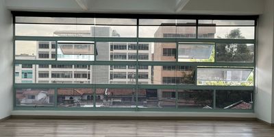 Oficina ARRENDADA IDEAL PARA INVERSION, SE PUEDE TAMBIEN UN AREA DE 136,52, ubicada en edificio en la zona de CHICO, un sector residencial, comercial, de servicios.  Este sector estrategico es transitado por un alto flujo peatonal y vehicular. El inmueble cuenta con una excelente distribucion de los espacios, buena iluminacion y ventilacion,  Cocineta, Citofono, 2 Garajes en linea, ideal para el crecimiento de la empresa.