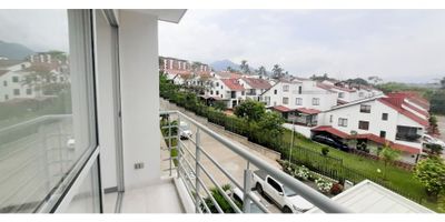 Código:  9318FR030 Con una ubicación privilegiada en Pereira, Risaralda, este moderno apartamento consta de tres alcobas, un baño privado, un baño social, un garaje. , decorado con adosado, armarios empotrados, balcón, baño auxiliar, baño en habitación principal, calentador, clósets, cocina integral, depósito, gas domiciliario, hall de alcobas, suelo de cerámica o mármol, trasteros, vista panorámica y zona de lavandería.

En la parte privada se le puede apreciar un área de 57 M2, cuenta con un área terreno de 71.5 M2 y un área construida de 60 metros cuadrados.

Las características externas como acceso pavimentado, área social, ascensor, cancha de futbol, centros comerciales, cerca zona urbana, club social, cochera/garaje, colegios/universidades, garaje, garita de entrada, parqueadero de visitantes, parques cercanos, portería/recepción, salón comunal, sobre vía principal, transporte público cercano, urbanización cerrada, vigilancia, zona residencial y zonas deportivas, la acompañan para hacer de esta propiedad totalmente completa.

Invitamos a todos a disfrutar de esta maravillosa experiencia, brindando seguridad, confort y calidad en un lugar único y privilegiado.

