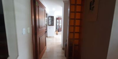 Código: 931FR8031  Este ¡hermoso apartamento! en venta se encuentra ubicado en la ciudad de Pereira, en el departamento de Risaralda. Con una amplia área de terreno de 162 M2 y una construcción de igual medida, este inmueble cuenta con una distribución y diseño exclusivo, ideal para satisfacer las necesidades y gustos de cualquier familia. Cuenta con tres alcobas que brindan comodidad e intimidad, mientras que sus dos baños garantizan la funcionalidad y confort para todos sus habitantes. La propiedad cuenta con dos garajes, lo que proporciona un espacio seguro y protegido para que puedas estacionar tus vehículos con tranquilidad y un depósito.

Su interior está equipado con armarios empotrados en todas las habitaciones, lo que te permitirá tener un lugar adecuado para organizar y guardar tus pertenencias. Además, el apartamento cuenta con un amplio balcón, perfecto para disfrutar del aire libre y la vista panorámica de la ciudad. También podrás aprovechar su barra estilo americano, ideal para compartir momentos con tus seres queridos mientras preparas deliciosas comidas en la cocina integral. Este inmueble también cuenta con una biblioteca/estudio, para que puedas trabajar o estudiar en un ambiente tranquilo y cómodo. Su calentador y doble ventana te garantizan la tranquilidad de tener agua caliente y una temperatura agradable en todo momento. Además, su piso le da un toque elegante y moderno al ambiente.

La propiedad se encuentra en una urbanización cerrada, con acceso pavimentado y vigilancia las 24 horas, lo que garantiza la seguridad y privacidad de sus habitantes. Además, podrás disfrutar de la cercanía a centros comerciales, colegios/universidades y parques, así como de la tranquilidad de vivir en una zona residencial rodeada de zonas verdes. También podrás aprovechar las zonas deportivas cercanas y el fácil acceso al río/quebrada para disfrutar de actividades al aire libre.

En resumen, este inmueble de lujo te brinda la opo