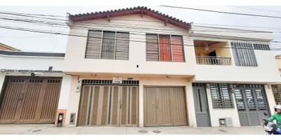 Código  931FR8029 Esta hermosa casa ubicada en Cartago, Valle del Cauca es la opción perfecta para los hogares que desean disfrutar de la vida tranquila y la belleza natural de la región. El terreno consta de 292 M2, ofreciendo 162 M2 de área construida y 162 M2 de área privada. Esta casa cuenta con 3 alcobas, 2 baños, 1 garaje y comodidades internas y externas que te harán sentir como en casa.

En su interior encontrará características internas tales como Armarios empotrados, Baño auxiliar, Baño en la habitación principal, Barra estilo americano, Biblioteca/Estudio, Clósets, Cocina tipo americana, Depósito, Gas domiciliario, Hall de alcobas, Reformado, Suelo de cerámica/mármol, Zona de lavandería, además de que admite mascotas.

Mientras que en el exterior encontrarás Acceso pavimentado, Área Social, Barbacoa/Parrilla/Quincho, Centros Comerciales, Cerca Zona Urbana, Cochera/Garaje, Colegios/Universidades, Garaje, Jardín, Sobre vía principal, Terraza, Transporte Público Cercano, Vivienda Unifamiliar, Zona Comercial y Zona Residencial.

No dudes en visitar esta hermosa casa para comenzar una nueva vida rodeados de tranquilidad, seguridad y belleza natural.
