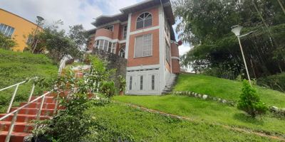 Código: 9318FR033 Ubicado en el exclusivo sector campestre de Dosquebradas, se encuentra este ¡hermoso inmueble!, ideal para aquellos que buscan un estilo de vida rodeado de naturaleza y tranquilidad. Con un área total de 558.6 M2, esta propiedad cuenta con una amplia área construida de 230 M2 y una cómoda área privada de 220 M2, distribuidos en 4 espaciosas alcobas y 4 baños completos.

Al ingresar a la propiedad, se puede apreciar el impecable diseño arquitectónico y la excelente distribución de los espacios que ofrece. La cocina, de estilo americano, está totalmente equipada y cuenta con una práctica barra perfecta para disfrutar de desayunos en familia. Además, cuenta con armarios empotrados y despensa, brindando un espacio de almacenamiento adicional.

La propiedad también dispone de una cómoda zona de lavandería, ideal para realizar las tareas domésticas sin interrupciones. Además, cuenta con un agradable balcón, perfecto para relajarse y disfrutar de la vista panorámica del entorno natural que rodea la propiedad.

Los acabados interiores son de alta calidad, con suelos de cerámica y mármol, doble ventana que garantiza un ambiente tranquilo y acogedor, y calentador de agua, proporcionando comodidad y confort en todas las épocas del año.

Este inmueble se encuentra en una urbanización cerrada, con servicios esenciales como agua y electricidad, y cuenta con vigilancia las 24 horas del día, brindando seguridad y tranquilidad a todos sus residentes. Además, está ubicado en una zona privilegiada rodeada de bosques nativos y árboles frutales, brindando un ambiente lleno de paz y armonía.

Con 2 garajes disponibles, este inmueble también admite mascotas, por lo que no tendrás que preocuparte por dejar a tu fiel compañero fuera de casa. Su excelente ubicación proporciona una conexión directa con la naturaleza, pero también se encuentra cerca de centros comerciales y colegios/universidades, facilitando el acceso a servicios y comodid