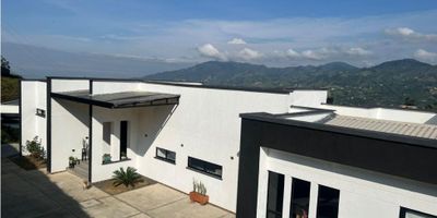 Código 931FR8032 ¡Esta hermosa casa campestre! se encuentra ubicada en la encantadora ciudad de Dosquebradas, en el departamento de Risaralda. Con un amplio terreno de 2300 M2, esta propiedad cuenta con una construcción de 330 M2 y una cómoda área privada de 240 M2.

En su interior, cuenta con 4 acogedoras alcobas, perfectas para alojar a toda la familia. También dispone de 4 baños completos, incluyendo uno en la habitación principal para mayor privacidad y comodidad. Además, su amplia sala de estar está equipada con una imponente barra estilo americano, ideal para compartir momentos en familia y con amigos.

Esta propiedad también cuenta con detalles de lujo, como su moderna cocina integral, equipada con electrodomésticos de última generación. También tiene una despensa para almacenar alimentos y una zona de lavandería para mayor comodidad. Las ventanas dobles aseguran una agradable temperatura en el interior y ofrecen una vista panorámica de los hermosos alrededores.

Su ubicación en medio de un entorno campestre permite una conexión con la naturaleza, y sus bosques nativos aportan un aire fresco y puro. Además, su amplia área de terreno permite la admisión de mascotas, ideal para aquellos que adoran tener animales en casa.

Los detalles de lujo no terminan ahí, ya que esta casa campestre también cuenta con una biblioteca/estudio, perfecta para trabajar desde casa o para aquellos que disfrutan de la lectura. También cuenta con un relajante jacuzzi para un momento de descanso y un moderno turco para una experiencia spa en casa.

En cuanto a las características externas, esta propiedad se encuentra en una urbanización cerrada y cuenta con vigilancia las 24 horas del día. El acceso pavimentado, la cercanía al transporte público y su ubicación interior aseguran una excelente facilidad de acceso y movilidad.

Sin duda, esta casa campestre es un verdadero paraíso en medio de la naturaleza, ideal para aquellos que buscan un estilo de vida 