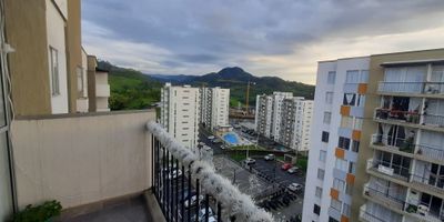 Código: 931FR8034 ¡Excelente oportunidad de adquirir un hogar en la hermosa ciudad de Dosquebradas, en el departamento de Risaralda! Este apartamento en venta cuenta con una ubicación privilegiada en una de las zonas más buscadas, brindando comodidad, tranquilidad y cercanía a todos los servicios que necesitas.

En sus 57 M2 de terreno y construcción, este apartamento te ofrece 3 amplias alcobas para descansar y relajarte, así como 2 baños completos para mayor comodidad. Su garaje privado te permite tener tu vehículo siempre protegido y a la mano.

El interior de este inmueble está diseñado para brindarte todas las comodidades que buscas en un hogar. Además de ser un espacio apto para mascotas, cuenta con armarios empotrados en cada habitación, un balcón con vista panorámica para disfrutar de la brisa y el paisaje, y un baño auxiliar para las visitas.

Una de las principales características de este apartamento es su moderna barra estilo americano, perfecta para compartir en familia o con amigos mientras se preparan comidas deliciosas en su cocina integral. También cuenta con calentador, clósets en las alcobas y suelos de cerámica o mármol para una fácil limpieza y mantenimiento.

Su ubicación estratégica te permitirá tener acceso pavimentado a través de las principales vías de la ciudad, así como cercanía a colegios y universidades, ideal para familias con hijos en edad escolar. Además, podrás disfrutar de excelentes espacios de recreación como un gimnasio, piscina, canchas deportivas, parques cercanos y zonas verdes perfectas para pasear y hacer ejercicio al aire libre.

No tendrás que preocuparte por la seguridad, ya que esta urbanización cerrada cuenta con vigilancia y portería las 24 horas del día, asegurando la tranquilidad y bienestar de sus residentes. También cuenta con acceso para discapacitados, garita de entrada y zonas infantiles para el disfrute de los más pequeños.

¡No lo pienses más y haz realidad tu sueño d