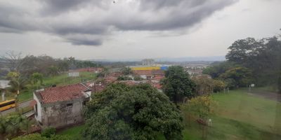 Código: 9318FR095 Te presentamos este ¡hermoso apartamento! ubicado en la ciudad de Pereira, en el departamento de Risaralda, ideal para aquellos que buscan comodidad, tranquilidad y una excelente ubicación. Con un área de terreno de 87 M2 y un área construida de igual medida, tendrás espacio suficiente para vivir cómodamente en este lugar.

Este inmueble cuenta con 3 acogedoras alcobas, perfectas para albergar a toda tu familia, además de contar con 1 baño completo, equipado con todo lo necesario para tu comodidad. En su interior, encontrarás una serie de características que lo hacen aún más atractivo, como su capacidad de admitir mascotas, armarios empotrados, baño auxiliar y calentador.

Si eres amante de la cocina, quedará encantado con su moderna cocina integral, equipada con todos los electrodomésticos necesarios para preparar tus comidas favoritas. Además, cuenta con gas domiciliario, hall de alcobas, vista panorámica y zona de lavandería, para hacer tu día a día más práctico y funcional.

La iluminación natural inunda cada rincón de este hermoso apartamento, gracias a sus grandes ventanales que permiten una vista panorámica de la ciudad. Cuenta con servicios de agua, luz y electricidad, todo en perfecto estado para garantizar tu comodidad.

Su ubicación en un conjunto residencial cerrado te brinda la tranquilidad y seguridad que mereces, además de contar con acceso pavimentado, portería con recepción y vigilancia las 24 horas. En sus alrededores podrás encontrar centros comerciales, colegios, universidades y parques ideales para pasar tiempo en familia o con amigos.

Una de las grandes ventajas de vivir en este apartamento es su cercanía al transporte público, lo que te permitirá moverte fácilmente por la ciudad. También cuenta con diferentes rutas de acceso y está ubicado estratégicamente sobre una vía principal de la ciudad.

No pierdas la oportunidad de adquirir este inmueble en una de las zonas más exclusivas de Pe