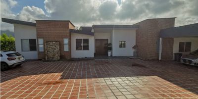 CÓDIGO: 931FR8322 - Increíble casa campestre, en conjunto cerrado, zona ce alta valorización, seguridad, rodeada de naturaleza, gran oportunidad de inversión, diseñado para vivir y con las comodidades y lujos que mereces

Esta propiedad es un valioso inmueble completamente dotado y listo disfrutar con tu familia. 

Cuenta con sala recibidora, sala, comedor, cocina integral con isla, barra tipo americano, despensa y zona de almacenamiento, en un ambiente moderno tipo abierto, seis habitaciones con closet y vestier, cuatro de ellas con aire acondicionado y baño privado, tres baños sociales, estudio para tres oficinas, piscina y jacuzzi, zona de lavado y ropas, calentador, gas natural, parqueadero privado para siete vehículos, puerta de seguridad, zonas verdes, árboles frutales y lo mejor de todo lujosamente diseñado.

Cuenta con amenidades como salón social, zonas verdes, cancha de fútbol, cancha de tenis, shut de basuras, recepción y portería, zonas verdes, lago nacimiento de agua natural,      circuito cerrado de vigilancia y vigilancia veinticuatro horas.

Cerca encontraras, centros comerciales, almacenes de cadena, universidades, colegios y con el mejor clima y la hospitalidad pereirana

Te invitamos a realizar un tour 360, es una opción increíble que permitirá apreciar en detalle este inmueble.
