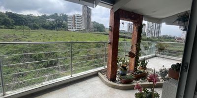 Código: 931FR8342 Este ¡hermoso apartamento! se encuentra ubicado en el centro de la ciudad de Pereira. Con un área de 87.66 M2 de construida, garantiza que cada rincón del apartamento esté bien aprovechado. Este apartamento cuenta con 2 alcobas, ideales para familias pequeñas o parejas que deseen tener un espacio cómodo para descansar. También cuenta con 2 baños, uno de ellos en la habitación principal, lo que garantiza total comodidad y privacidad. Además, dispone de un garaje, para que puedas guardar tu vehículo o recibir visitas de manera cómoda. En cuanto a las características internas del apartamento, cabe destacar que admite mascotas, por lo que no tendrás que separarte de tu mejor amigo peludo. Además, cuenta con armarios empotrados, perfectos para mantener todo en orden y tener más espacio de almacenamiento. También cuenta con un balcón, ideal para relajarse y disfrutar de vistas panorámicas de la ciudad. Su barra estilo americano y cocina integral, totalmente equipada, te permitirán disfrutar de momentos agradables con familia y amigos. Además, cuenta con una biblioteca o estudio para trabajar o estudiar cómodamente desde casa. El calentador y la doble ventana te garantizan un ambiente acogedor y cálido en todo momento. Además, cuenta con gas domiciliario, lo que te permitirá ahorrar en tus facturas.

En cuanto a sus características externas, este apartamento se encuentra en una zona de acceso pavimentado y cuenta con ascensor, lo que te permitirá llegar a tu hogar de manera cómoda sin importar si te encuentras en el primer o último piso. En el área social podrás disfrutar de momentos agradables con tus vecinos y amigos, mientras que el circuito cerrado de TV y la vigilancia 24 horas te brindan mayor seguridad y tranquilidad.

Su ubicación cercana a centros comerciales, colegios y universidades lo convierten en el lugar perfecto para aquellos que buscan una vida dinámica y llena de actividades. Además, cuenta con acces
