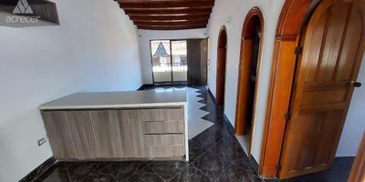 Casa para arriendo en el sector de Samaria, con espacios comodos, amplios e iluminados, la casa cuenta con 3 habitaciones, 2 closet, sala comedor, cocina integral, 1 balcon, 1 patio, y zona de ropas. Con cercanias a Supermercados, locales comerciales y buen acceso a trasporte publico.