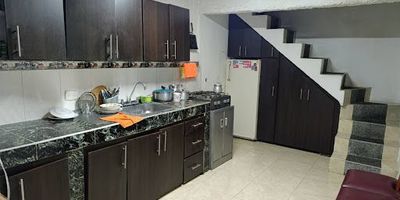 Venta casa La Cumbre, cerca de la iglesia con gran facilidad de acceso al transporte público, en una calle ancha, lo cual permite mayor facilidad para acceso al inmueble. Consta de tres alcobas, dos de ellas con clóset, dos baños, sala, comedor y una cocina semintegral con gas natural, bodega, patio y un balcón. Para mayor información nos puedes contactar vía telefónica o vía WhatsApp al 3148014286