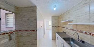 Apartamento de 50 m² en venta – Ciudad VerdeApartamento libre de gravámenes, completamente remodelado y con posibilidad de adquirirlo mediante crédito hipotecario con cualquier entidad bancaria.Ubicado en un cuarto piso con acceso por escaleras. Cuenta con 3 habitaciones, 2 baños, sala comedor, cocina semi integral, zona de lavandería y piso cerámico en todas las áreas.El conjunto residencial dispone de vigilancia privada 24/7, zonas verdes, zona infantil, salón comunal y parqueadero comunal.Excelente ubicación: cerca de los centros comerciales Prado Verde y Jardín Verde, almacenes de cadena como Surtimáx y Olímpica, colegios Ciudad Verde y Chiloé, universidad UNAD y estación de TransMilenio San Mateo. Fácil acceso por la Avenida Potrero Grande y la Carrera 32.