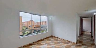 Apartamento en venta – Ciudad Verde, Conjunto CapuchinaApartamento remodelado de 50 m² ubicado en un cuarto piso, con vista exterior y acceso por escaleras. Distribuido en 3 habitaciones, 2 baños, sala comedor, cocina integral, zona de lavandería, estudio y cuarto de servicio. Piso en cerámica en todas sus áreas.Libre de gravámenes y apto para financiación con cualquier entidad bancaria.El conjunto Capuchina cuenta con zonas verdes, zona para niños, gimnasio, salón comunal, portería, zona BBQ, planta eléctrica y parqueadero comunal y de visitantes.Ubicación estratégica: Carrera 31 #13-132, barrio Ciudad Verde. Cerca a centros comerciales Prado Verde, Jardín Verde y Miraflores; supermercados Surtimax y Olímpica; colegios León XIII, Chiloé y Minuto de Dios; universidad UNAD; estación de TransMilenio San Mateo. Acceso por la Carrera 31 y la Calle 13.H