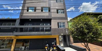 Oficina-local en arriendo, sector simón bolivar, cuenta con 4 habitaciones, 4 baños, 3 closets, cocina semi integral, zona de estudio o biblioteca, sala muy amplia e iluminada, cuenta con balcón hacia la calle 42 o a la Av 80.
Cerca al éxito de laureles, mall laureles, parroquia santa gema, smart fit, colegios y parques cercanos.