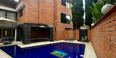 Ubicación estratégica, casa ubicada en una zona de alta valorización y fácil acceso.  Cerca a puntos clave como La Milla de Oro, San Fernando Plaza y Hotel Casa Victoria.  Tiene cerca restaurantes y almacenes de cadena. Características del apartamento Tiene  4 alcobas más la de servicio, 4 baños, Zona de ropas, Sala comedor, Piscina y 2  Jacuzzis.  Además cuenta con 4 parqueaderos 2 cubiertos y 2 descubiertos. Área 450m   ¡Contáctanos para agendar tu visita! 