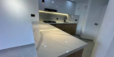 Ubicación estratégica en todo el Poblado, apartamento ubicado en una zona de alta valorización y fácil acceso.    Cerca a puntos clave como la avenida de Las Palmas,  Energy living, tiene cercanía a varios Hoteles y a la zona rosa de Provenza.  Además esta ubicado en un sector con restaurantes y almacenes de cadena. Características del aparta estudio, Tiene  1 alcoba, 1 baño, zona de ropas, sala comedor y se encuentra recién remodelado.    Área 50 m²   ¡Contáctanos para agendar tu visita!