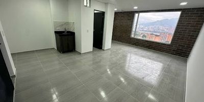 Oficina en arriendo ubicada a solo 3 cuadras del parque principal de Envigado, en una zona estratégica de alta valorización. Con 31.5 m2, 1 baño, excelente estado, ventilación natural, pisos en cerámica, vigilancia 24 horas y servicio monofásico. Edificio con ascensor, recepción y portería, ideal para consultorios o despachos. Cerca de zonas comerciales y residenciales, restaurantes, parques, almacenes de cadena, el sector de Guanteros y el parque del Inder. Fácil acceso y excelente conectividad con transporte público. ¡Contáctanos para agendar tu visita!