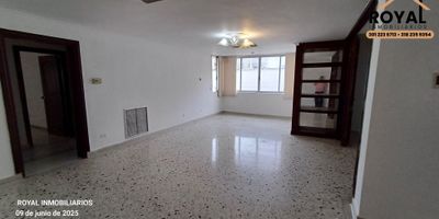 ALTO PRADO, BARRANQUILLA, vendemos apartamento en sector residencial, ubicado sobre vía principal, en cuyos alrededores encontramos algunas actividades comerciales de servicios, financieras, corporativas, empresariales, gastronómicas, actividades lúdicas y deportivas.-
AMENIDADES y DESCRIPCIÓN EDIFICIO: 
Tiene 4 pisos, 8 apartamentos, piscina, barbacoa, celaduría diurna, parqueo visitantes exterior, sin ascensor.-
MEDIDAS APARTAMENTO:
Tiene 231 M2 de área construida, ubicado en cuarto piso, estrato 6, construido hace más de 35 años.-
REPARTO APARTAMENTO:
Tiene sala amplia, estudio parcialmente integrado a la sala, baño social, comedor independiente, cocina cerrada, zona de labores, cuarto, baño y puerta de servicio, 2 garajes.-
ALCOBAS:
4 en total, principal con baño y vestier.-
BAÑOS:
4 en total, 2 para alcobas, 1 social, 1 de servicio.-
EXTERIORES:
Cerca de restaurantes, supermercados, entidades financieras, centros empresariales y corporativos, gimnasios, cafeterías, centros comerciales, iglesia, barberías,  canchas deportivas, transporte público.-
PRECIOS:
$ 425.000.000 venta.-
$ 688.000 predial.-
$ 772.000.000 avalúo predial.-
DEUDAS:
Ninguna.-
