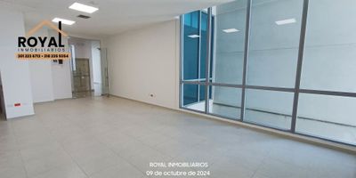 OFICINAS PARA VENTA o ALQUILER
En el BARRIO SAN FRANCISCO, cerca al GRAN MALECON de Barranquilla, vendemos oficina ubicada en torre empresarial en sector rodeado de diferentes actividades comerciales, industriales, de servicios.
EDIFICIO.
Tiene 12 pisos, cuenta con 45 oficinas, 4 locales comerciales, sotanos de parqueo para residentes y visitantes, ascensor, planta eléctrica de suplencia total, lobby amplio, vigilancia 24 horas, construido hace más de 5 años, cafetería y terraza social parcialmente descubierta, salón para juntas.
OFICINA.
Tiene 148 M2, esta dividida en dos una de 98 M2 y otra de 44 M2, ubicada en el piso 7, tiene vista parcial al Rio Magdalena, su construcción termino en el 2020.
REPARTO OFICINAS
Cada una tiene baño y cocineta, tienen 3 garajes asignados, la más grande tiene 2, la pequeña 1, están dotadas con aire acondicionado, la de 98 M2 con aire de 3 toneladas y la de 48 M2 con aire de 1.5 toneladas, cuenta con la infraestructura (tomas, tuberias, caja de control) para instalar cableado estructurado para computadores con su debida protección, ambas tienen techo triple altura.
BAÑOS.
2 en total.
GARAJES.
3 en total.
CONDICIONES DE LA VENTA.
La oficina de 98 M2 esta alquilada, por lo tanto propietarios ceden el contrato de arrendamiento cuyo valor es de $ 3.400.000 más 1.060.000 de administración. Laoficina d 48 metros se alquila en $ 2.500.000 más $ 580.000 de administración.
SERVICIOS PUBLICOS.
Cada oficina tiene su contador para la luz, el agua esta incluida en la administración.
EXTERIORES.
Cerca de Autoland, Promigas, Terpel, Gecolsa, Escuela Naval, Malecón, parque Cisneros, Audi, Volkswagen.
PRECIOS.
$ 1.250.000.000 venta, negociables.
$ 1.721.000 administración, incluye servicio de agua.

