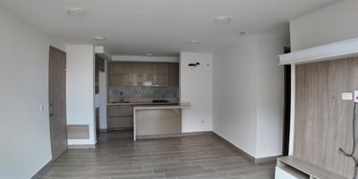 Apartamento en estrato 4, en el conjunto Gratia, ubicado en frente del Boulevard del Buenavista-parque paseo de la castellana, de cinco torres, de 16 pisos, cuatro aptos por piso, planta eléctrica de suplencia total, dos ascensores por torre, fachada moderna casi en su totalidad en vidrio, con zonas comunes diseñadas para toda la familia, piscinas, salón social, terrazas, canchas deportivas, hermosos jardines, Apartamento de TRES alcobas, cocina abierta, sala, comedor, con amplio ventanal, hall de alcobas, closset de linos, baño auxiliar, le corresponde un parqueadero escriturado en área de parqueaderos. agendemos cita YA!!!