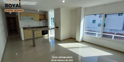 En barrio ALTAMIRA, cerca del colegio LICEO DE CERVANTES y UNIVERSIDAD AUTÓNOMA, vendemos apartamento en sector residencial-comercial, en su entorno encontramos centros comerciales, universidades, clínicas, parques, colegios, centros de salud, gimnasios, comercios varios, actividades de servicio, oficinas bancarias, hoteles, cafeterias, centros de copiado, restaurantes.-
EDIFICIO:
Tiene 17 apartamentos, celaduría 8 horas diarias de lunes a sábados, ascensor, parqueo visitantes, terraza interna lobby amplio.-
MEDIDAS APARTAMENTO:
70 M2 de área construida, estrato 5, ubicado en segundo piso, construido hace más de 10 años.-
REPARTO APARTAMENTO:
Su área social la conforman sala y comedor, sigue la cocina que es abierta, al lado encontramos pequeña zona de labores, luego 2 alcobas, 2 baños, alcoba principal con baño y balcón. Además cuenta con garaje cubierto.-
BAÑOS:
Dos (2) en total, ambos para alcobas, de los cuales uno se puede utilizar también como baño social.-
EXTERIORES:
Cerca de centro comerciales Viva y Alkarawi, colegio Liceo Cervantes, clínicas Santa Mónica, Carriazo, Oftalmológica, Universidad Autónoma, Parque Venezuela, hoteles Ibis, Hampton y Wyndham, transporte público.-
PRECIOS:
$ 265.000.000 venta.-
$ 330.000 administración.-
