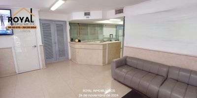 En la zona comercial del barrio ALTOS DEL PRADO cerca del parque Washington, vendemos LOCAL EXTERNO INDEPENDIENTE, en sector rodeado de edifcios de oficinas corporativas, empresarias y ejecutivas, oficinas bancarias, centros comerciales, diferentes actividades comerciales y de servicios, restaurantes, hoteles, supermercados.- 
EDIFICIO:
Tradicional, cuenta con 20 apartamentos, 1 local, bahía de parqueo para visitantes, celaduría 24 horas.- 
MEDIDAS:
Área construida 105 M2, ubicado en primer piso, construido hace más de 30 años.-
REPARTO:
Actualmente cuenta con una recepción con su respectiva sala de espera más baño para clientes, dos (2) oficinas amplias, una (1) oficina pequeña, dos (2) puertas de ingresos, una externa y otra interna por la recepción del edificio, un (1) baño interno, espacio para unidad de aire central, pisos en porcelanato.-
BAÑOS:
Dos (2) unidades.-
DEPOSITOS:
Dos (2) unidades.-
UBICACIÓN:
En la zona comercial del barrio Altos del Prado, esta en un primer piso, tiene vista externa, ingreso externo e interno.-
ZONAS DE INFLUENCIA:
Parque Washington, Torre AtLántica Empresarial, Ocean Tower Bussines Center, centros comerciales Washington, Aranjuez, Country Plaza y Villa Country, Restaurantes Nona Rosa, Punto MÚltiple del Sabor, Mcdonalds calle 80, Country Club, hotel Washington Plaza, Supermercados OlÍmpica, Ara, Jumbo, transporte público.-
PRECIOS:
Venta $ 525.000.000 negociables.-
Administración: $ 420.000.-
