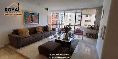 En ALTO PRADO, cerca del PARQUE ROSADO, vendemos amplio, claro, cómodo e iluminado apartamento en sector residencial cerca de centros comerciales, parques, oficinas corporativas, restaurantes, colegios, iglesias, supermercados.-
EDIFICIO:
De 24 apartamentos, celaduría 24 horas, con ascensor, en buen estado, agradable y bien cuidado jardín externo, terraza social, juegos infantiles.-
MEDIDAS APTO:
Tiene 171 M2 de área construida, esta en noveno piso, construido hace más de 30 años, su estrato es 6.-
REPARTO APTO:
Su espacio social lo conforman sala, estudio abierto, comedor independiente y baño social. Su cocina es cerrada, tiene cuarto, baño y puerta de servicio, zona de labores. Además 3 alcobas, cada una con su baño, 2 garajes, pisos de mármol.-
BAÑOS:
5 en total, 3 para alcobas, 1 de servicio, 1 social.-
EXTERIORES:
Cerca de centros comerciales Le Meridiem, Country Plaza, Villa Country, parques Rosado, El Golf y Washington, Country Club, centros empresariales Las Américas I, II y III, Green Tower, iglesias Torcoroma y Sagrada Eucaristía, colegio Biffi, Olímpica calle 82, transporte público.-
PRECIOS:
Venta: $ 720.000.000.-
Administración: $ 1.070.000.-
 
