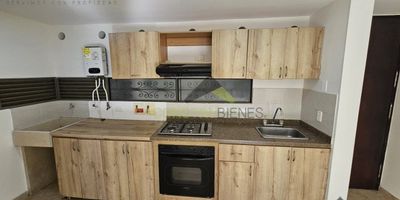 Apartamento con Excelentes AcabadosDisfruta de un hogar que combina comodidad, estilo y funcionalidad. Este apartamento cuenta con espacios amplios y bien distribuidos, tiene un área de 75 m² y queda en un piso 5 con ascensor, excelente iluminación natural y una ventilación óptima que garantiza un ambiente fresco y acogedor. Ideal para quienes buscan tranquilidad.Características principales:4 alcobas con 4 closet2 baños cabinados Sala comedorCocina integral con barra americanaBalcón Extractor y red de gasZona de ropas Parqueadero privado
¡Un lugar perfecto para comenzar una nueva etapa con tu familia!