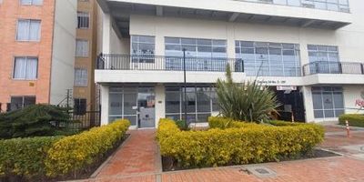 Espectacular apartamento con la comodidad y espacio que necesitas, ubicado en el mejor sector de Madrid ciudadela la prosperidad, conjunto Abundara, a paso de Mosquera, a tres cuadras de la Avenida Panamericana, a cinco minutos del centro de Madrid, en el sector puede encontrar centros Comerciales, Fiesta, Casa Blanca, cercano al Colegio La Prosperidad a un paso del parque de las Flores, supermercados D1, Ara, muy cerca del paradero del autobús, excelente transporte. El apartamento cuenta con una gran distribución e iluminación, grandes ventanales, tres alcobas, closeth, cocina semi integral, mueble alto y bajo, zona de lavandería, baño privado y baño social, balcón, conjunto cerrado, Gimnasio dotado, piscina, zona de Juegos, bbq, salón comunal, espacio para mascotas, bicicleteros, mini golfito. Cualquier información contactar al 317 4003541 o al correo andrea.lizarazoinmobiliariabogota.com. 