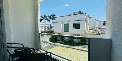 Te presentamos esta casa en venta ubicada en el sector de Maraya. Consta de un area de 155 mts construidos, 3 alcobas, principal con baño, vestier y balcón, estudio, 2 baños, alcoba del servicio con baño privado, cocina integral, sala, comedor, patio cubierto, zona de ropa y parqueadero para 2 vehículos. El conjunto te ofrece vigilancia 24 horas ,piscina, turco, zona infantil, salón social, cancha múltiple y gimnasio. La excelente ubicación del inmueble permite un fácil acceso a colegios, rutas de transporte público y sector comercial. Esta es una oportunidad única para adquirir un inmueble en una zona de alta demanda y con todas las facilidades necesarias para una vida cómoda y conveniente.