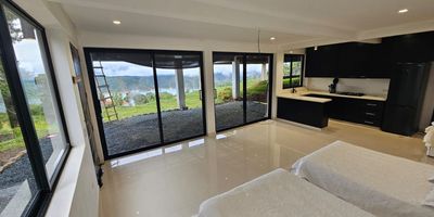 Se alquila acogedor apartamento tipo loft de 64 m² en una de las zonas más privilegiadas del Lago Calima. De concepto abierto, este espacio ofrece un ambiente moderno y funcional, ideal para descansar, o vivir rodeado de naturaleza.

Cuenta con:
️ Cocina integral 
️ Baño completo
 Vestier
️ Espacio multifuncional adaptable.
Perfecto para una o dos personas que buscan comodidad, tranquilidad y una vista espectacular.