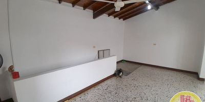 Código:5643. 2° Piso en edificación de 2 pisos. Acceso al inmueble: Directo a la vía, sendero peatonal. Alcobas con puertas, baño cabinado en Acrílico, calentador a gas. Precio negociable.