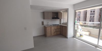 En el sector La Dalia en Marinilla se encuentra el apartamento de la unidad residencial Bambuco, una excelente opción para quienes buscan comodidad, funcionalidad y calidad de vida. Este inmueble cuenta con un área de 59 metros cuadrados distribuidos en dos habitaciones, incluyendo una principal con baño privado, baño social, zona de ropas, cocina funcional y una sala comedor con espacio de estudio abierto que se integra perfectamente con una vista panorámica. Además, el apartamento incluye parqueadero privado y se ubica dentro de una unidad cerrada que ofrece completas zonas comunes como salón social, jacuzzi, sauna, cancha y vigilancia las 24 horas, ideales para quienes valoran la tranquilidad, la seguridad y el bienestar en su día a día.