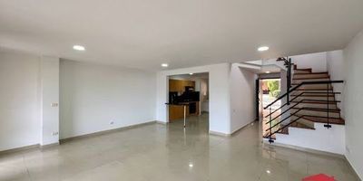 Casa unifamiliar en arriendo ubicada en Los Benedictinos, Envigado, con excelentes acabados y buena iluminación. Consta de 3 habitaciones con clóset y vestier, baños cabinados, sala-comedor, cocina integral, zona de ropas y dos balcones. Cuenta con cuatro parqueaderos (dos cubiertos y dos descubiertos) y está ubicada en unidad residencial con portería 24 horas. Cerca del colegio Benedictinos, vías principales, supermercado Euro, Escuela de Ingenieros, colegios, centro comercial São Paulo y con buenas rutas de transporte público.