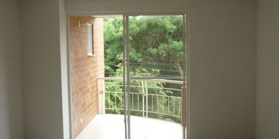 Se Vende Apartamento En Tercer Piso con las siguientes características

Área 70.23 m2  y  Estrato 5

El Apartamento tiene  Sala comedor amplia,  balcón amplio,  3 alcobas con closet,  alcoba principal con baño,  cocina integral a gas,  baño auxiliar,  zona de oficios  y  un parqueadero doble en el sótano  con Área 22.29 m2

El condominio cuenta con el servicio de portería las 24 horas,  también cuenta con ascensor,  piscinas,  kiosco,  gimnasio,  juegos infantiles  y parqueadero de visitante en la parte de afuera

El condominio esta cerca de la Carrera 80,  cerca del parque del ingenio,  ceca de la empresa de Emcali, cerca de la clínica amiga, Cerca de paras del mío y  Cerca de grandes parques

Admón. $ 421.000

Valor Total $ 350.000.000