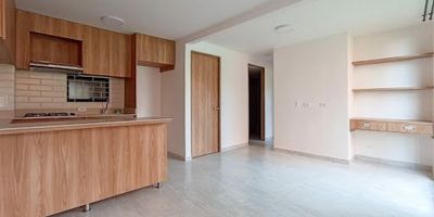 Inmueble ubicado en el sector de la Circunvalar, La Ceja. Apartamento en primer piso con amplios espacios, agradable iluminación y excelentes acabados, se encuentra distribuido en 2 cómodas habitaciones, la principal con baño, sala comedor, estudio, balcón, zona de ropa y cocina amplia con acabados modernos y buena iluminación natural. Inmueble ubicado en sector tranquilo y agradable, cerca de clínica de San Juan De Dios, supermercados, restaurantes, zona centro del municipio a 10 minutos caminando, fácil acceso a transporte hacia Medellín y Rionegro, cómodas vías de acceso. 