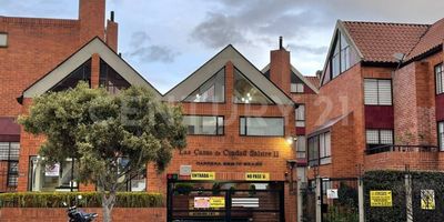 Casa de 3 pisos más altillo en venta ubicada en las casas de ciudad salitre II, te presentamos esta acogedora casa para venta en un exclusivo sector de la ciudad con excelente ubicación y rodeada de muy buenos centros comerciales. Al ingresar en el primer piso nos encontramos con una linda sala comedor, cocina abierta remodelada con comedor auxiliar, zona de lavandería independiente y baño social. En el segundo nivel se encuentra la habitación principal con su baño privado y una habitación auxiliar o zona de estudio. En el tercer nivel cuenta con dos habitaciones y un baño completo. Finalmente, en el cuarto piso se encuentra un altillo perfecto para adecuar según tus preferencias como una quinta habitación, zona de estudio u oficina, sala de estar o zona de ejercitación.