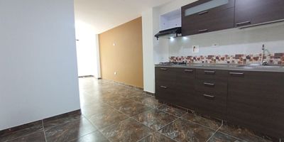 Acogedor apartamento en arriendo, ubicado en una zona estrategica la America. Ofrece una distribucion funcional con espacios ventilados e iluminados. El inmueble cuenta con 2 habitaciones, 2 banos, 2 closet, sala-comedor, Cocina integral, red de gas, 1 balcon, Zona de ropas, y 1 parqueadero para moto. Este inmueble es ideal para quienes buscan confort, buena distribucion y excelente ubicacion. Tiene cercania a la Av. San Juan, la plaza de mercado La America, locales comerciales, supermercados y cuenta con buen acceso a transporte publico que conecta facilmente con el resto de la ciudad.
