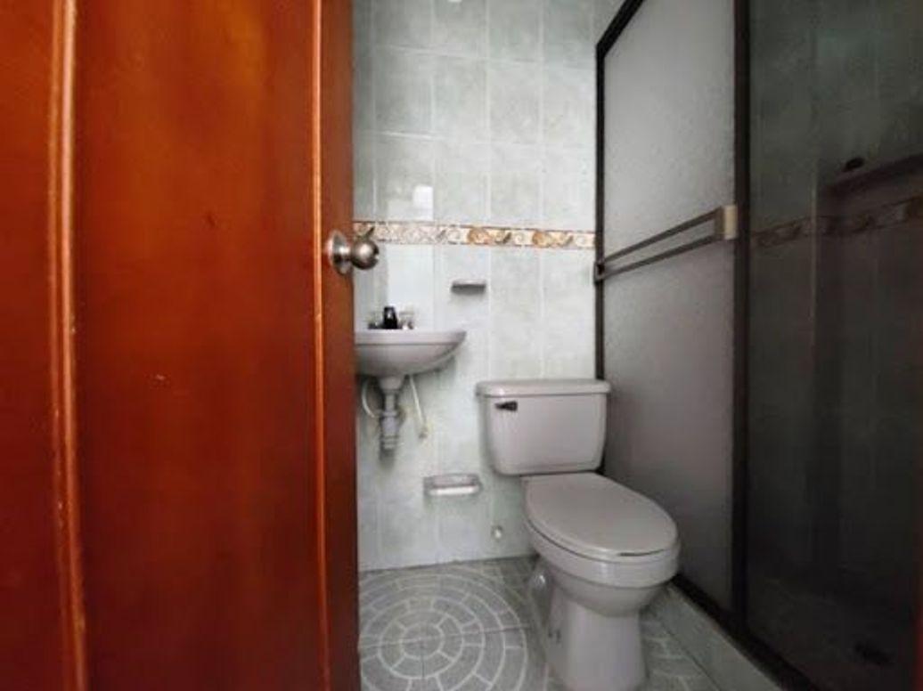 Casa de 11 alcobas en venta en Santa Barbara, Bogotá, 420 m² · foto 10 de 20