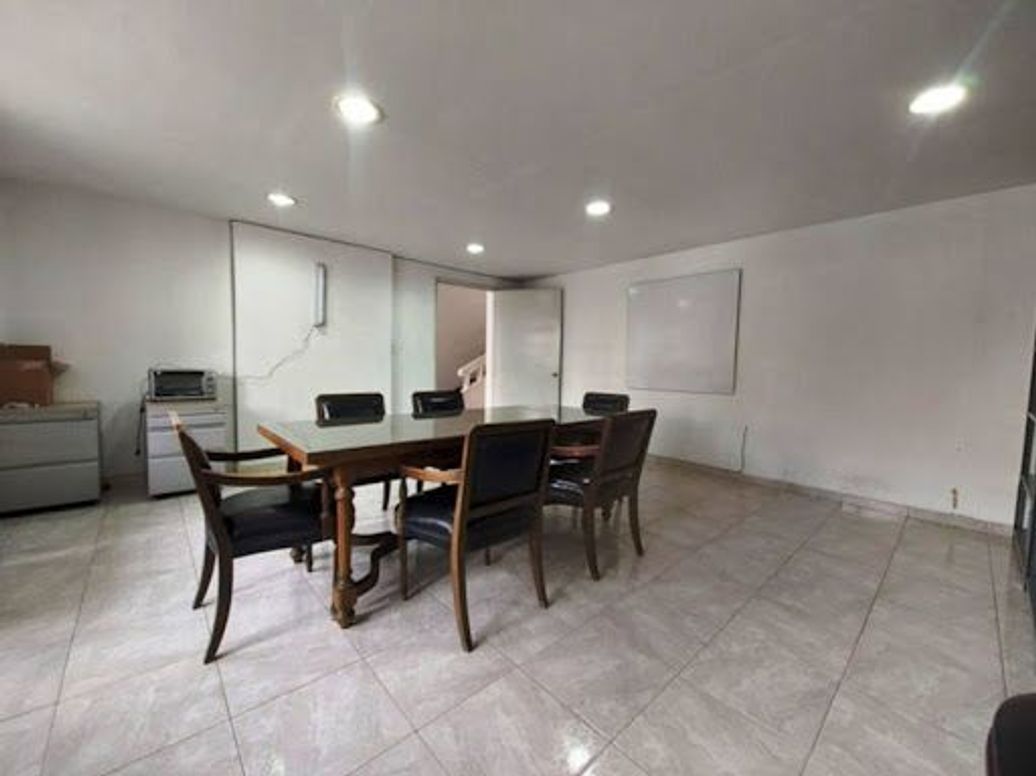 Casa de 11 alcobas en venta en Santa Barbara, Bogotá, 420 m² · foto 4 de 20
